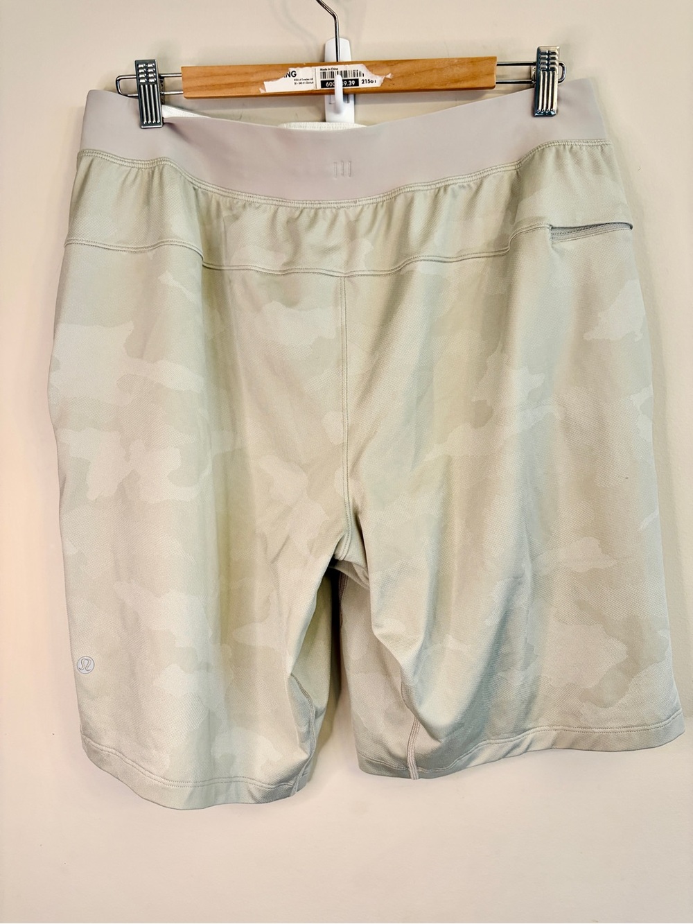 Lululemon Men’s Sz Large T.H.E. 9” Liner-less Grey Camo Athletic Shorts - Picture 5 of 6